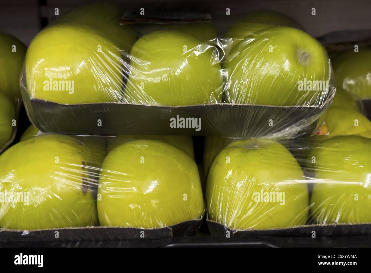 Mele mele non confezionate in modo sostenibile in imballaggi in plastica dannosi per l'ambiente imballaggio in plastica pellicola di plastica pellicola di cellofano pellicola di cellofano BLI Foto Stock