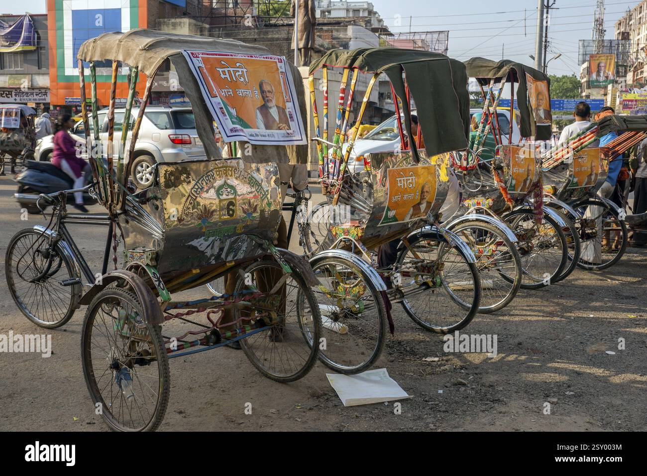 Narendra Modi poster sul risciò ciclo Varanasi Uttar Pradesh India Asia Foto Stock