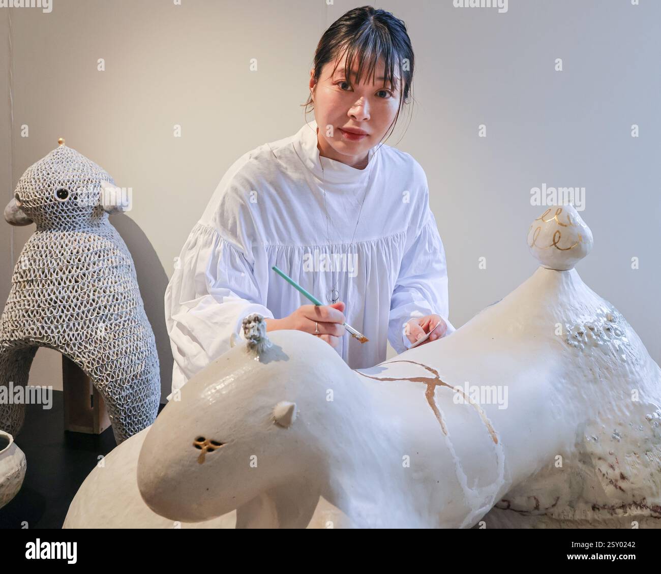 Londra, Regno Unito. 26 febbraio 2025. L'artista Teruri Yamawaki esegue alcuni lavori di rimediazione al suo pezzo "Sendo - The Lead", che a sua volta diventa parte del lavoro alla Galleria AIFA. Collect festeggia quest'anno i 21 anni di fiera internazionale dell'arte e del design contemporanei. Collect 2025 è presentato dal Crafts Council e si svolge dal 28 febbraio al 2 marzo 2025 a Somerset House. Crediti: Imageplotter/Alamy Live News Foto Stock