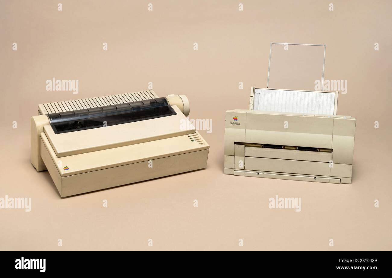 Pavia, Lombardia, Italia - 2 novembre 2024: Stampanti Apple ImageWriter II (DOT MATRIX), dal 1985, e StyleWriter (Inkjet), dal 1991 su Ctrl+Alt Muse Foto Stock