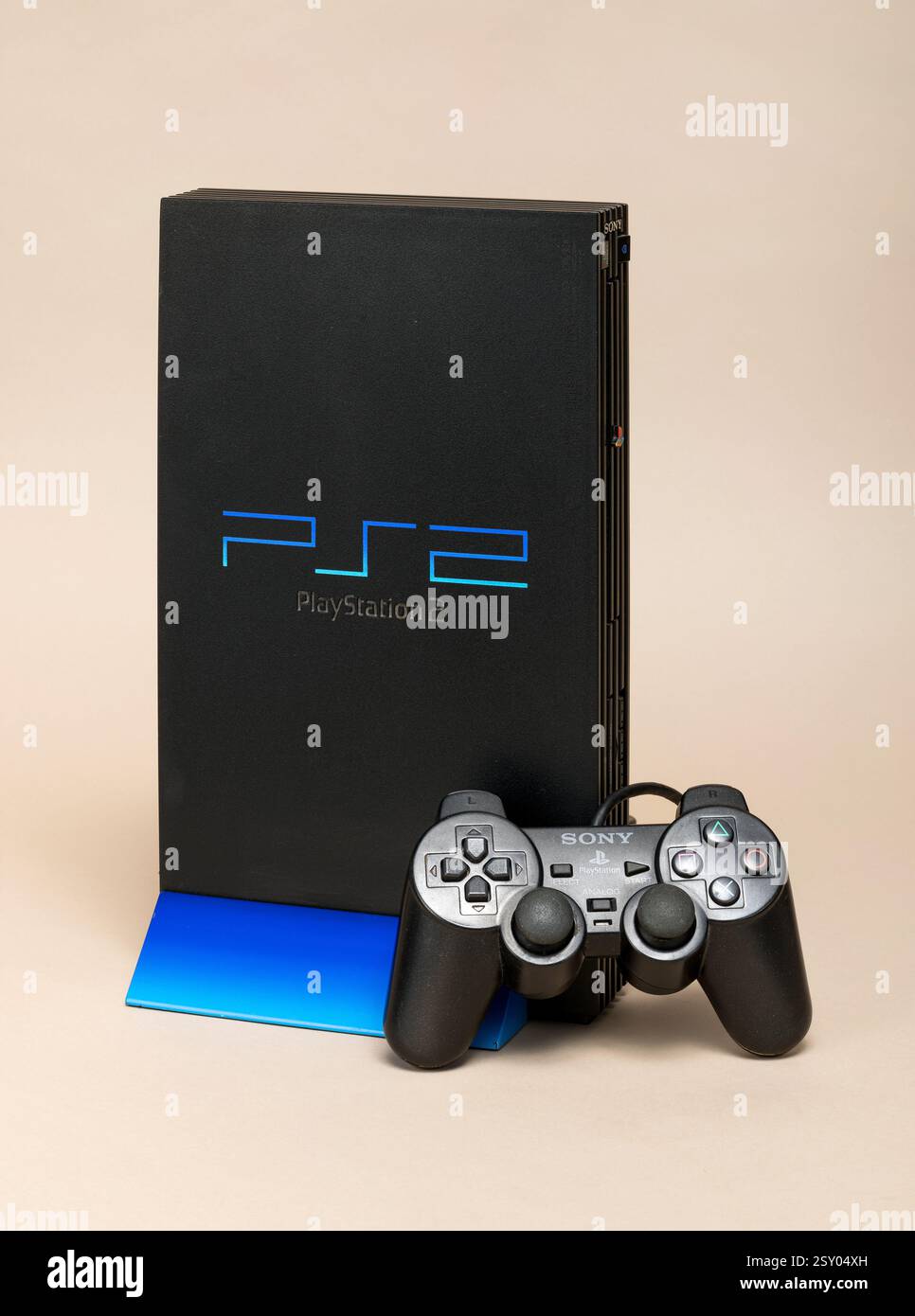 Pavia, Lombardia, Italia - 27 dicembre 2024: Console Sony PlayStation 2, la console più venduta di tutti i tempi con 160 milioni di unità vendute. Mostrato a Foto Stock