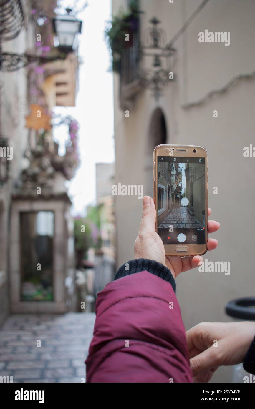 Il turista scatta una foto del posto con lo smartphone, vista personale Foto Stock