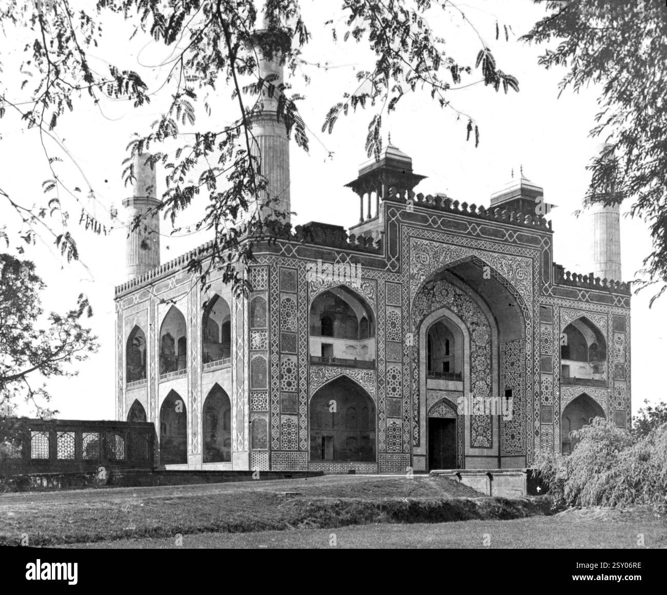 Vecchia lanterna d'epoca dell'ingresso al complesso della tomba di Akbar, sikandra, Agra, uttar pradesh, India, Asia Foto Stock