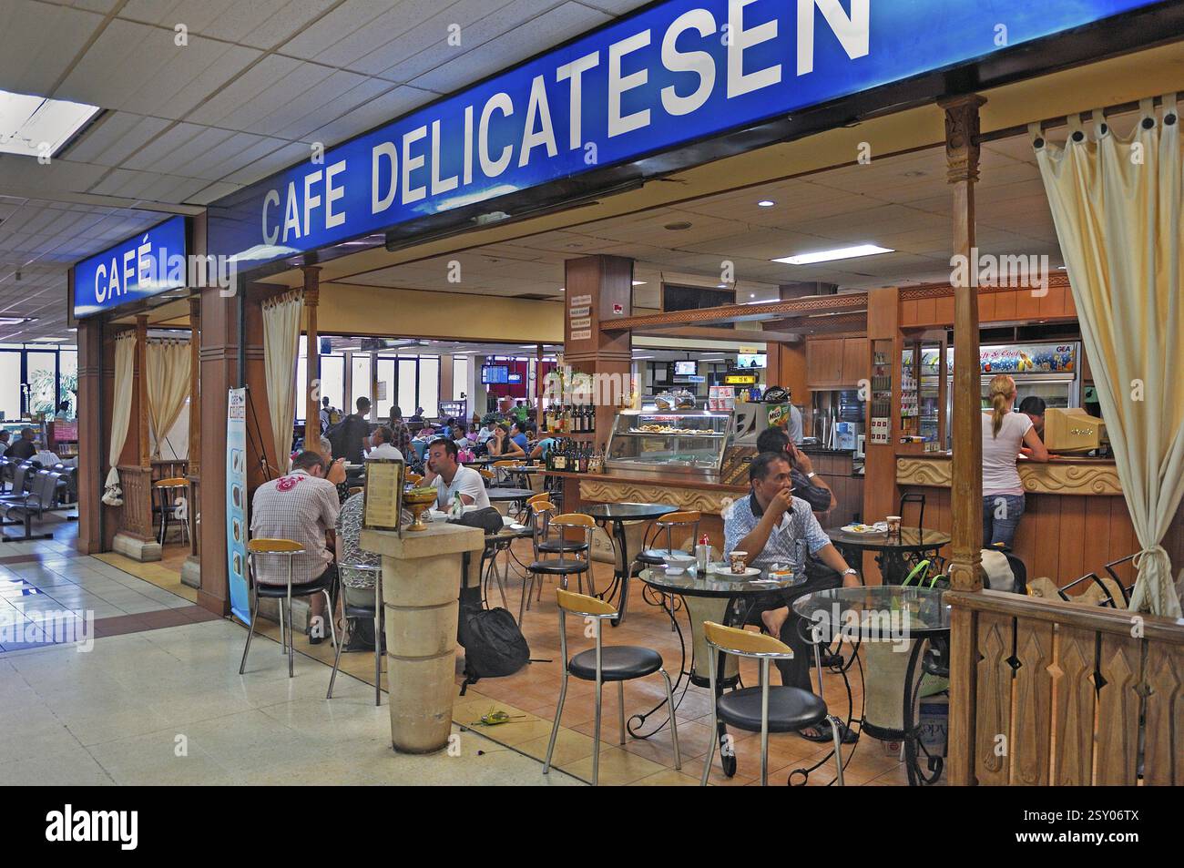 Caffè con passeggeri, aeroporto, Denpasar, Bali, Indonesia, Asia Foto Stock