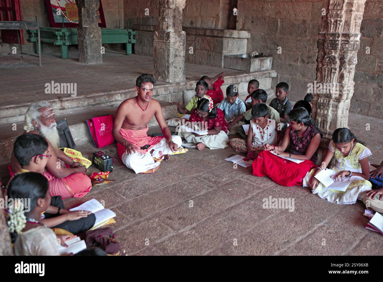 Bambini con anziani che imparano le scritture da pandit thanjavur tamilnadu India Asia Foto Stock