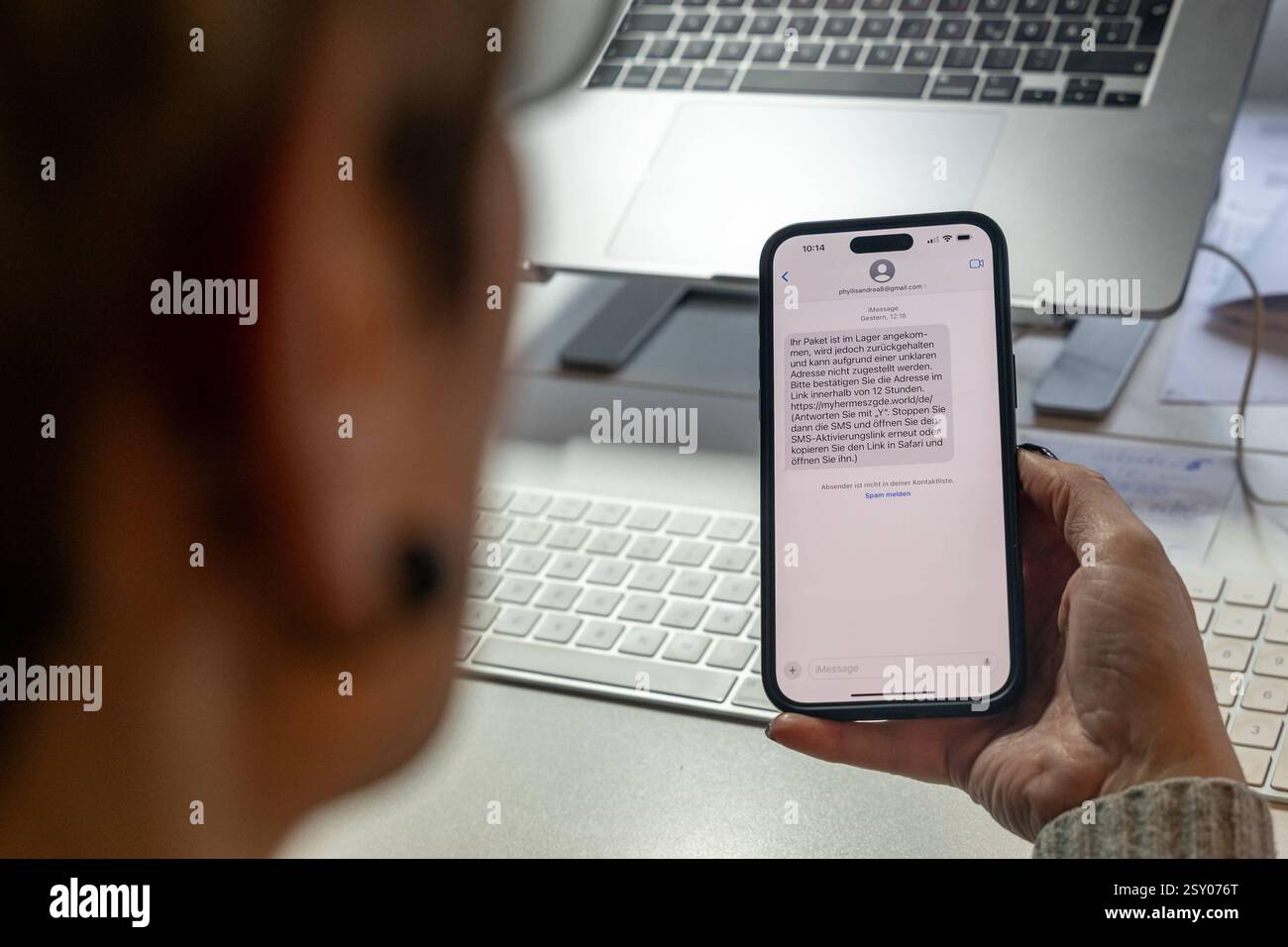 Cyber-Betrug: Gefälschte Paket-SMS mit phishing-Link 26.02.25, selters: Symbolfoto, Illustrationsbild, Symbolbild, Illustrationsfoto, Alltagsszene Cyber-Betrug: Gefälschte Paket-SMS mit phishing-Link Eine Person hält ein smartphone in der Hand und liest eine betrügerische SMS-Nachricht, die vorgibt, eine Paketlieferung sei wegen einer unklaren Adresse zurückgehalten worden. Im Hintergrund ist ein laptop auf einem Schreibtisch zu sehen, was eine typische Alltagssituation darstellt. Die Nachricht fordert den Empfänger auf, einen Link zu öffnen, um persönliche Daten zu bestätigen ein klassischer Foto Stock Cyber-Betrug: Gefälschte Paket-SMS mit phishing-Link 26.02.25, selters: Symbolfoto, Illustrationsbild, Symbolbild, Illustrationsfoto, Alltagsszene Cyber-Betrug: Gefälschte Paket-SMS mit phishing-Link Eine Person hält ein smartphone in der Hand und liest eine betrügerische SMS-Nachricht, die vorgibt, eine Paketlieferung sei wegen einer unklaren Adresse zurückgehalten worden. Im Hintergrund ist ein laptop auf einem Schreibtisch zu sehen, was eine typische Alltagssituation darstellt. Die Nachricht fordert den Empfänger auf, einen Link zu öffnen, um persönliche Daten zu bestätigen ein klassischer Foto Stock