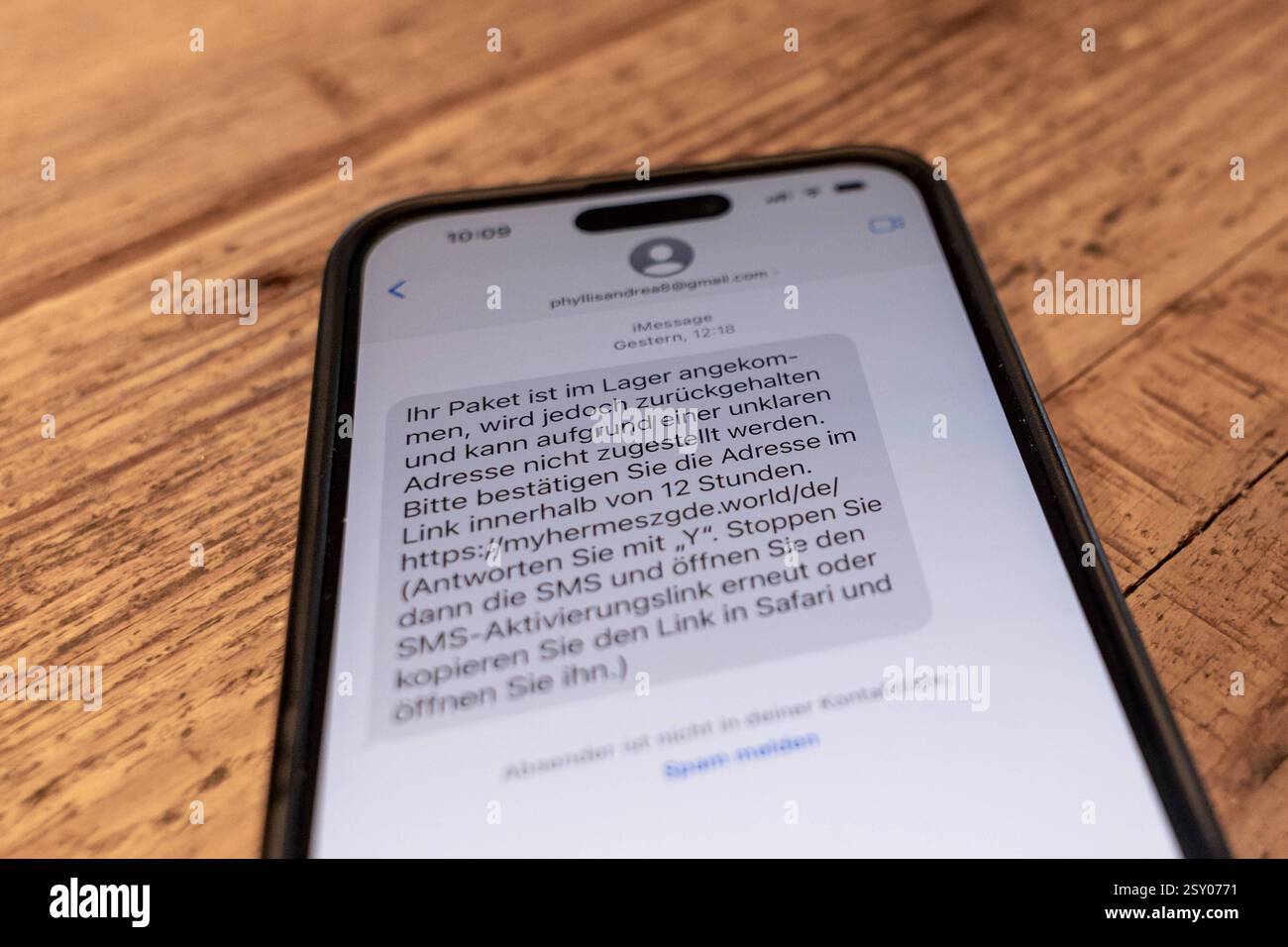 SMS-Betrug: Gefälschte Paketbenachrichtigung mit phishing-Link 26.02.25, selters: Symbolfoto, Illustrationsbild, Symbolbild, Illustrationsfoto, Alltagsszene SMS-Betrug: Gefälschte Paketbenachrichtigung mit Phishing-Link Das foto zeigt ein smartphone mit einer betrügerischen SMS-Nachricht, die vorgibt, eine Paketlieferung sei wegen einer unklaren Adresse zurückgehalten worden. Die Nachricht fordert den Empfänger auf, einen Link zu öffnen, um die Adresse zu bestätigen. Diese Art von Phishing-Angriff zielt darauf ab, persönliche Daten oder Zahlungsinformationen zu stehlen. Der Absender nutzt eine Foto Stock SMS-Betrug: Gefälschte Paketbenachrichtigung mit phishing-Link 26.02.25, selters: Symbolfoto, Illustrationsbild, Symbolbild, Illustrationsfoto, Alltagsszene SMS-Betrug: Gefälschte Paketbenachrichtigung mit Phishing-Link Das foto zeigt ein smartphone mit einer betrügerischen SMS-Nachricht, die vorgibt, eine Paketlieferung sei wegen einer unklaren Adresse zurückgehalten worden. Die Nachricht fordert den Empfänger auf, einen Link zu öffnen, um die Adresse zu bestätigen. Diese Art von Phishing-Angriff zielt darauf ab, persönliche Daten oder Zahlungsinformationen zu stehlen. Der Absender nutzt eine Foto Stock