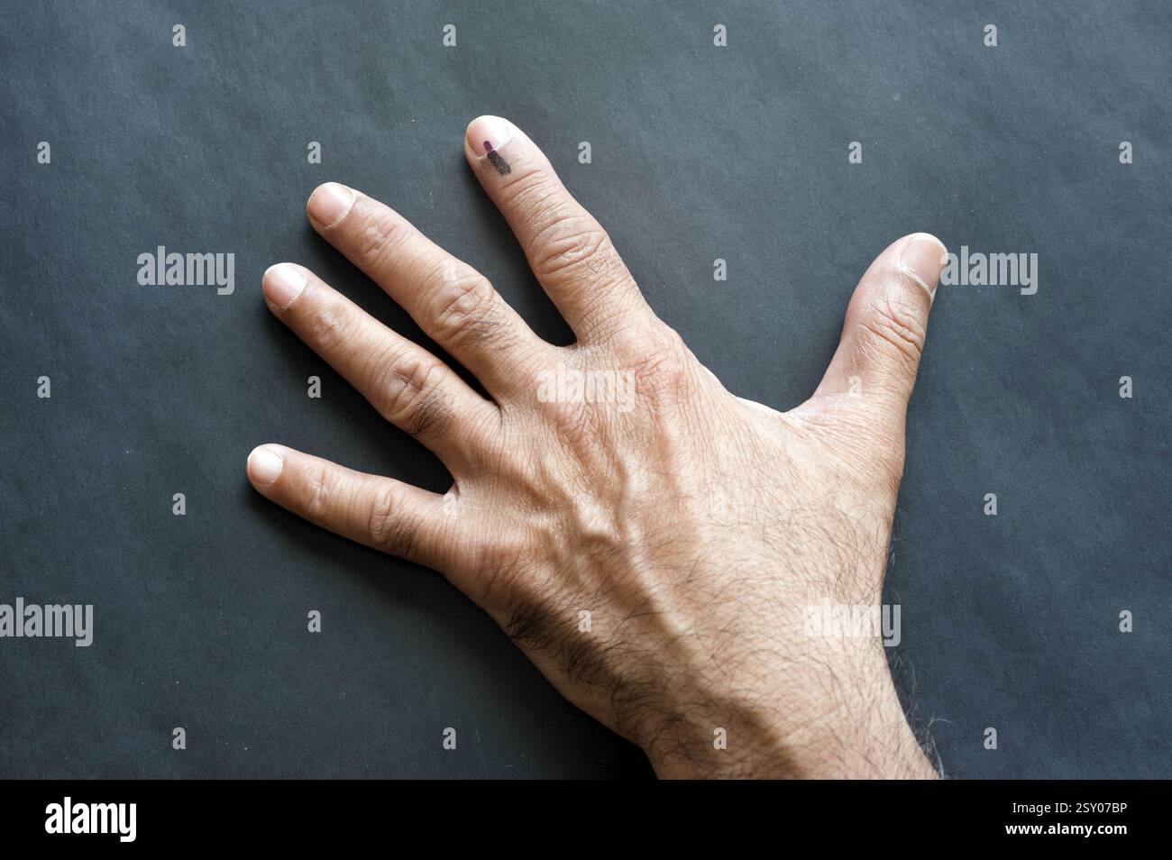 Marchio di voto sul dito indice dopo il voto decisivo, Mumbai, Maharashtra, India, Asia Foto Stock