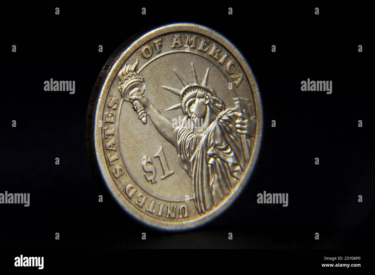 Golden one dollar coin isolato su nero Foto Stock