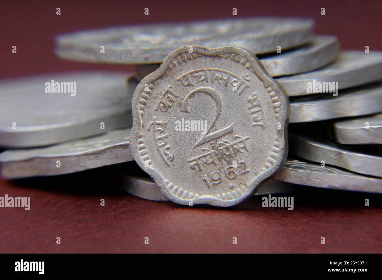 Concetto di vecchie monete indiane Foto Stock