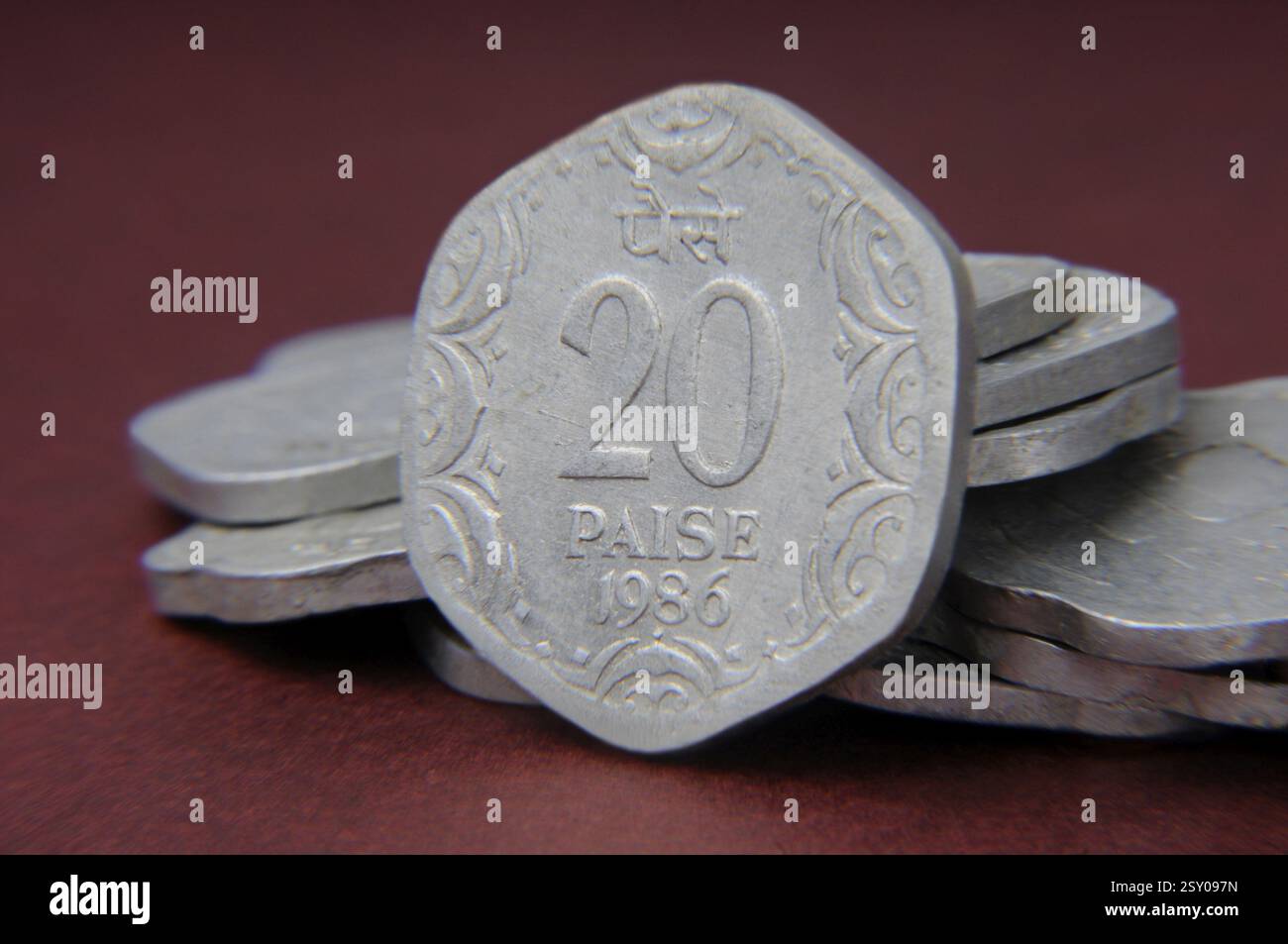 Concetto di vecchie monete indiane Foto Stock