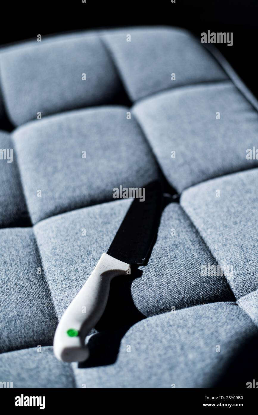 Un coltello su una sedia Foto Stock