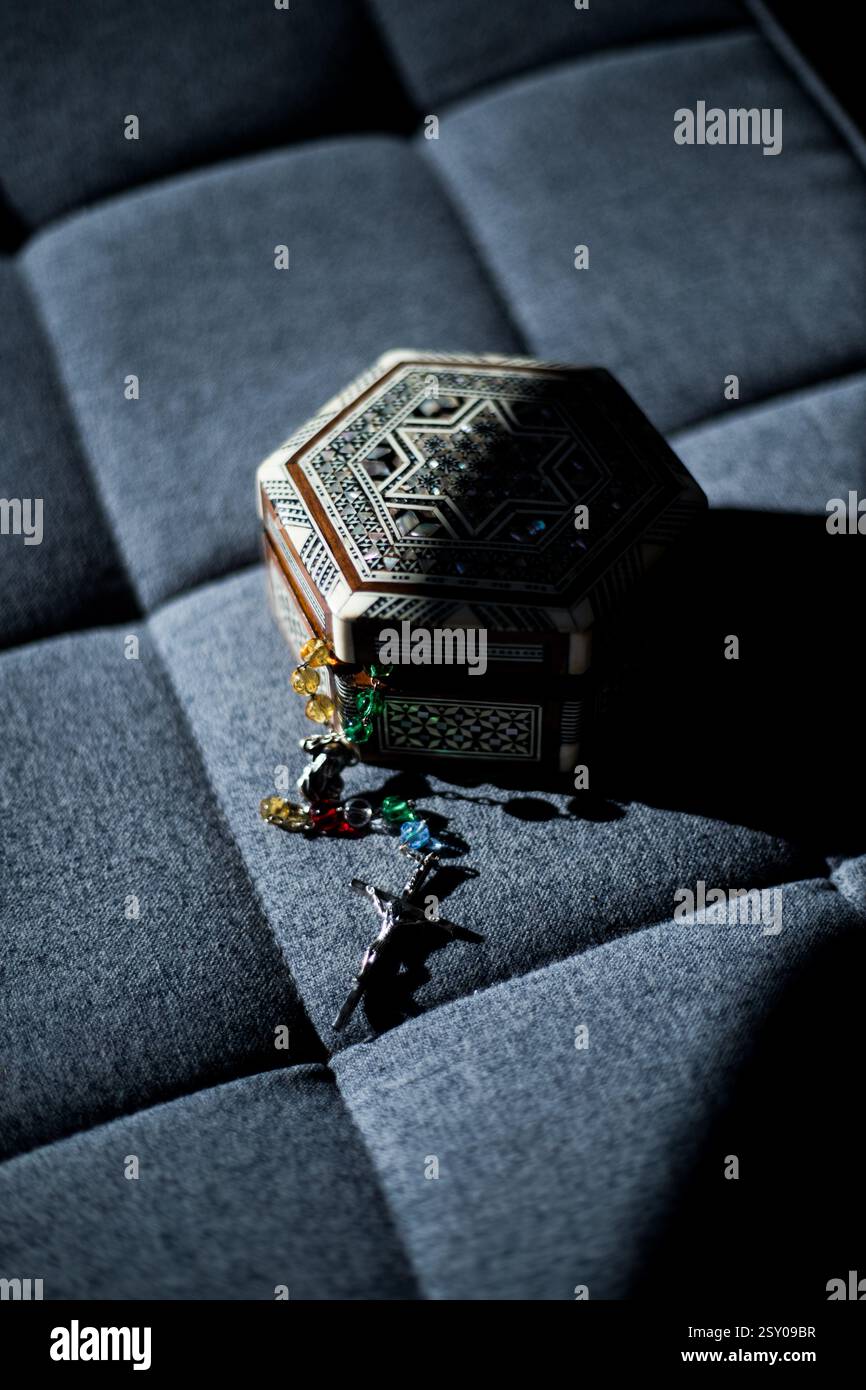 Un rosario all'interno di una bella scatola decorata. Foto Stock