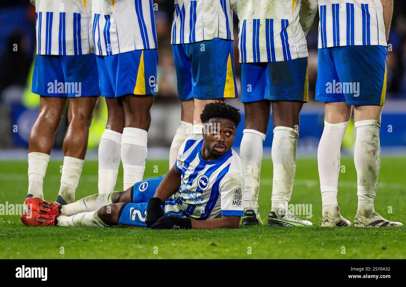 Tariq Lamptey di Brighton e Hove Albion durante un calcio di punizione durante la partita di Premier League all'American Express Stadium di Brighton. Data foto: Martedì 25 febbraio 2025. Foto Stock