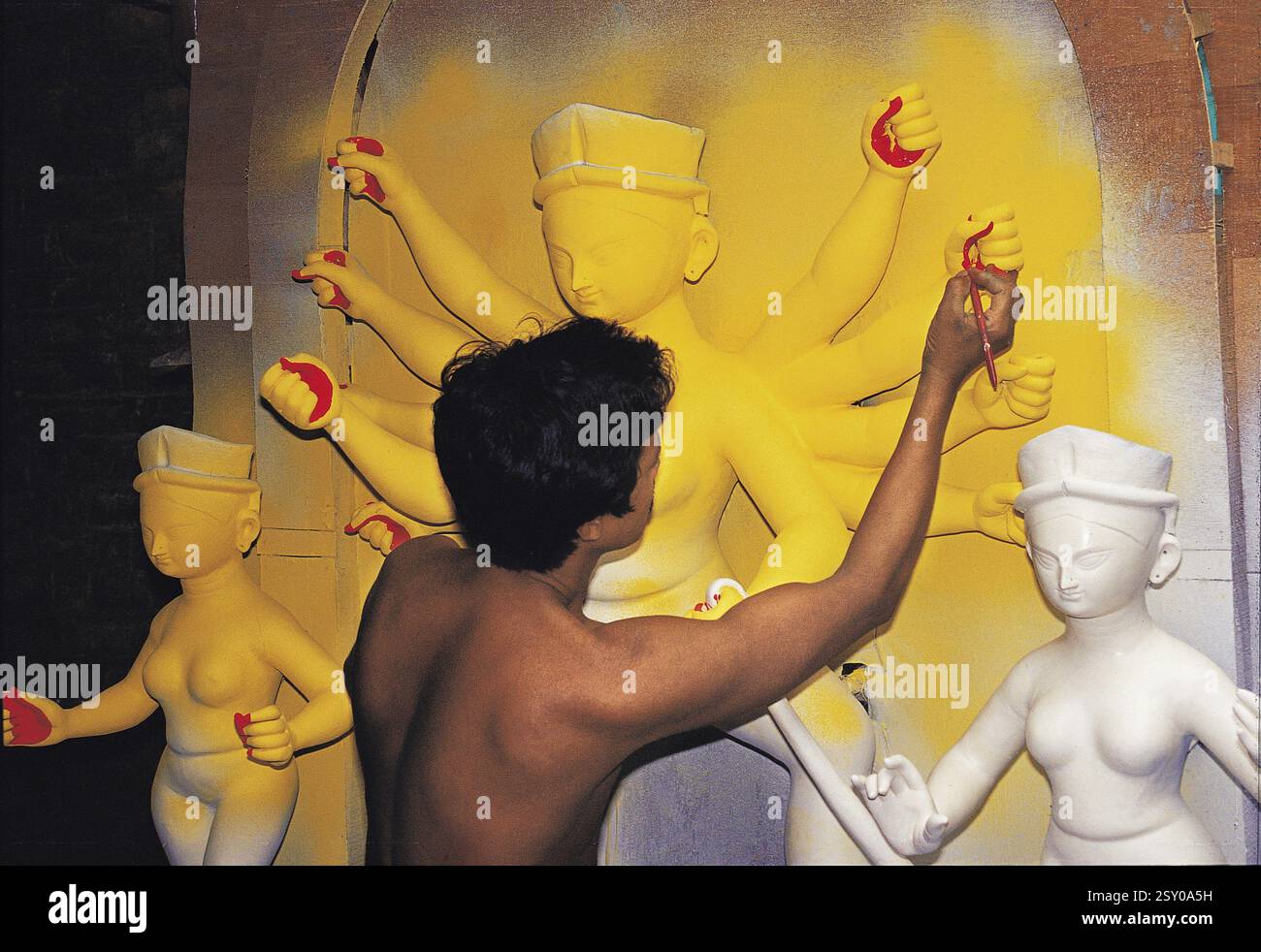 Artista dipinse la statua della dea durga, Calcutta, West Bengal, India, Asia Foto Stock