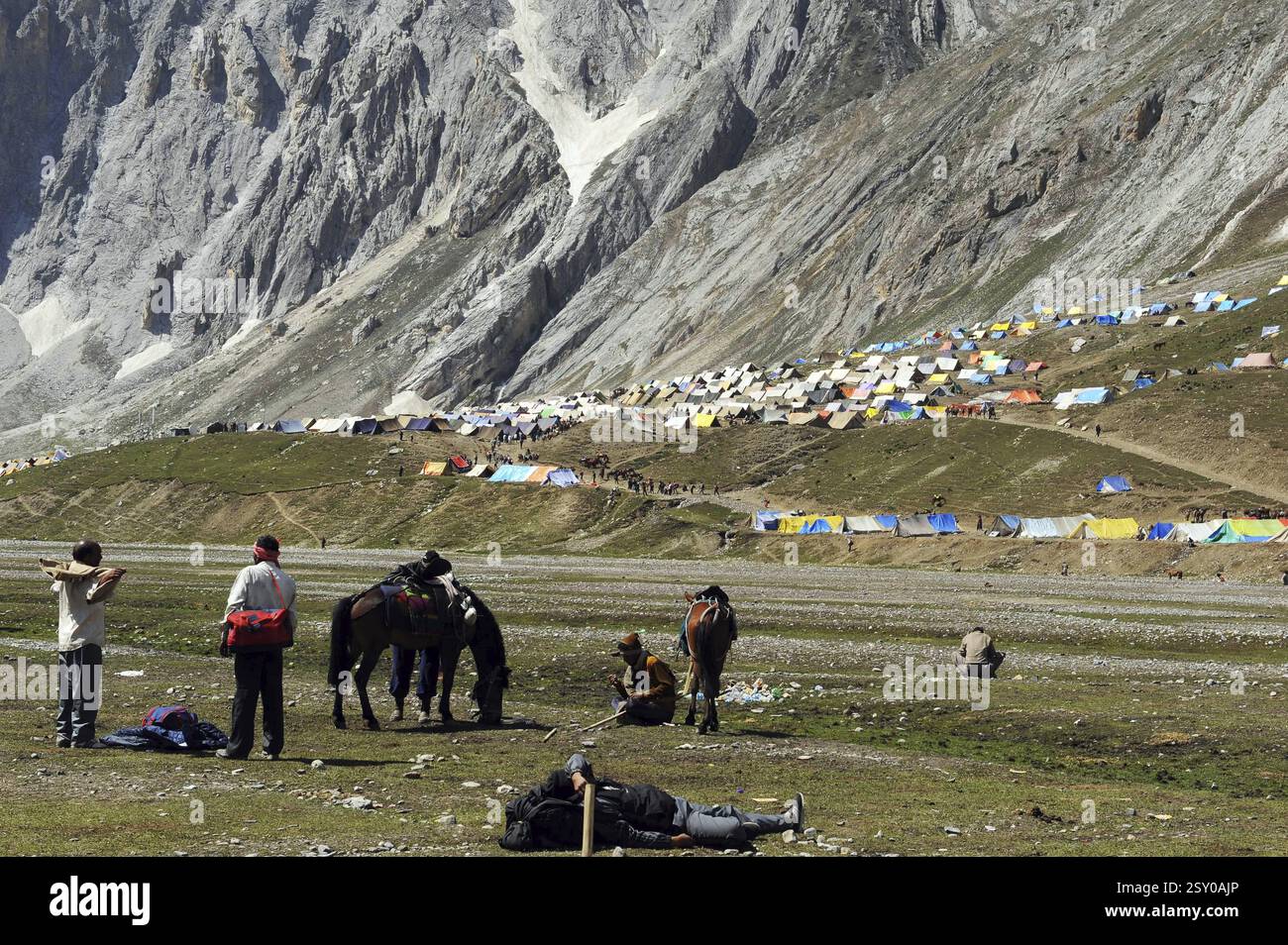 Pilgrim sangam alla sacra grotta, amarnath yatra, Jammu Kashmir, India, Asia Foto Stock