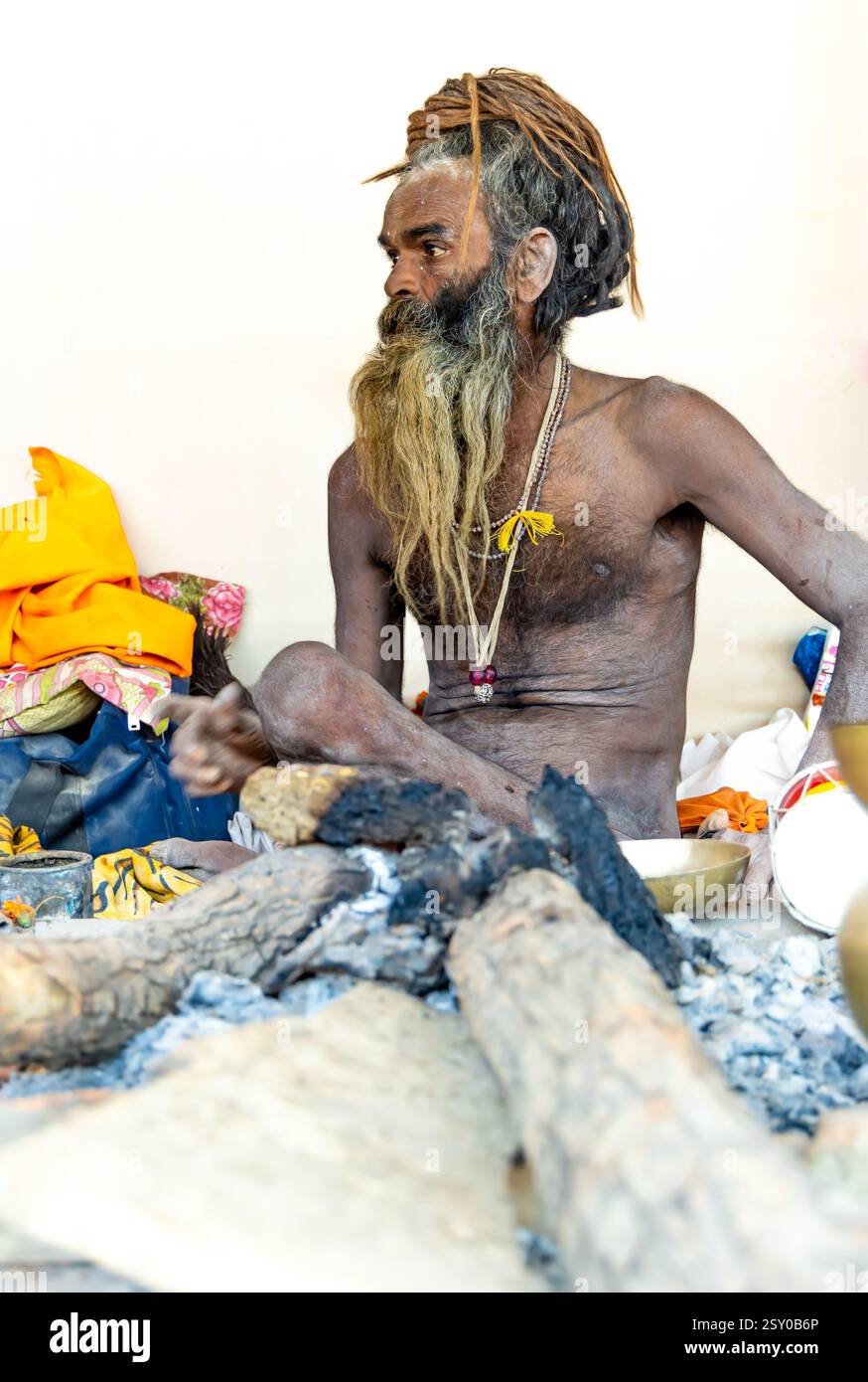 il santo mistico della naga che mostra intense emozioni al festival di mahakumbh Foto Stock