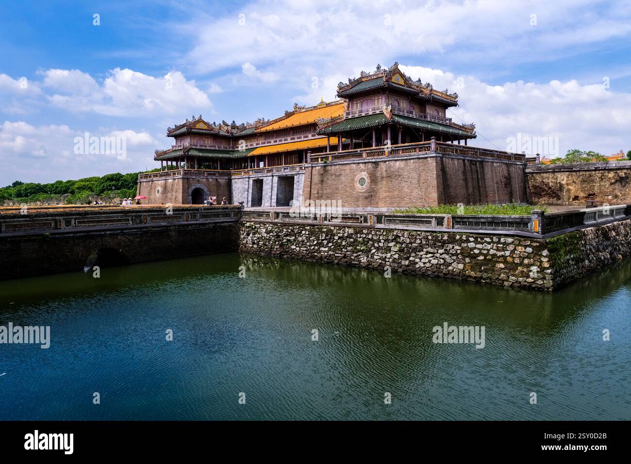 La porta di Ngan, Cửa Thể Nhân, fa parte della cittadella di Hue, Hoàng thành, vista attraverso un canale d'acqua. Foto Stock