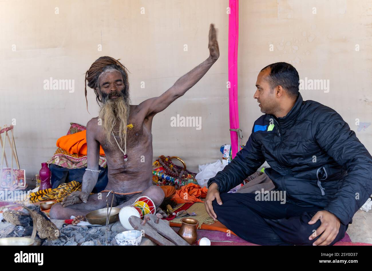 naga sadhu che dà benedizioni divine a devoti al festival di mahakumbh Foto Stock