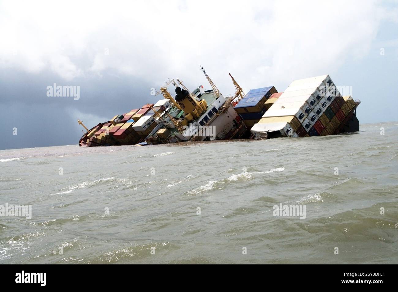 Nave container chitra inclinata pericolosamente in collisione in mare, Bombay Mumbai, Maharashtra, India 9 agosto 2010 Foto Stock