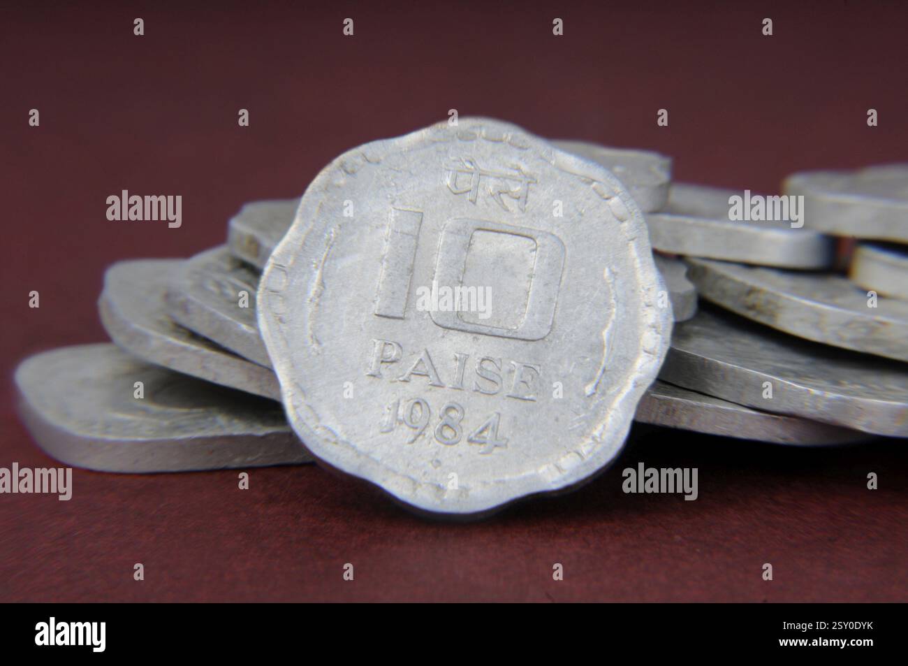 Concetto di vecchie monete indiane Foto Stock