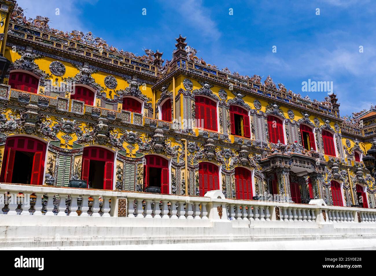 Parte della facciata ornata del Palazzo Kien Trung, Điện Kiến Trung, parte della cittadella di Hue, Hoàng thành. Foto Stock