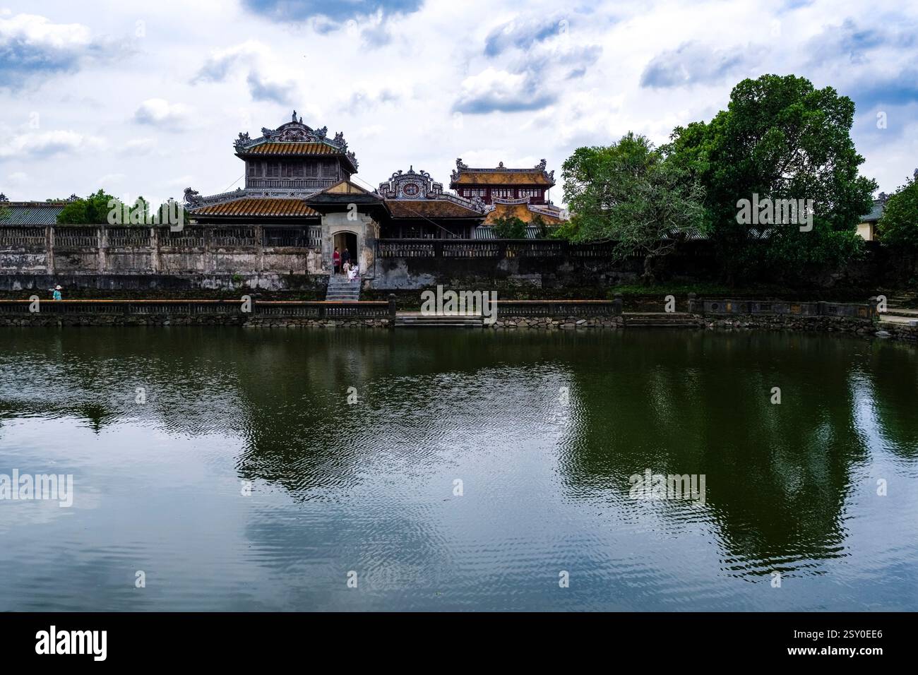 La Biblioteca reale, Thai Binh Lau, fa parte della cittadella di Hue, Hoàng thành, vista attraverso un canale d'acqua. Foto Stock