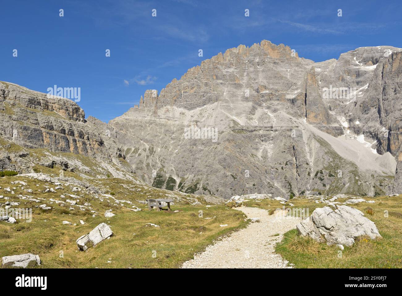 Sentiero escursionistico di fronte al massiccio della dolomite con la cima Einserkofel (cima una) sulla via del ritorno alla vetta Oberbachernspitze. Alto Adige, Italia Foto Stock