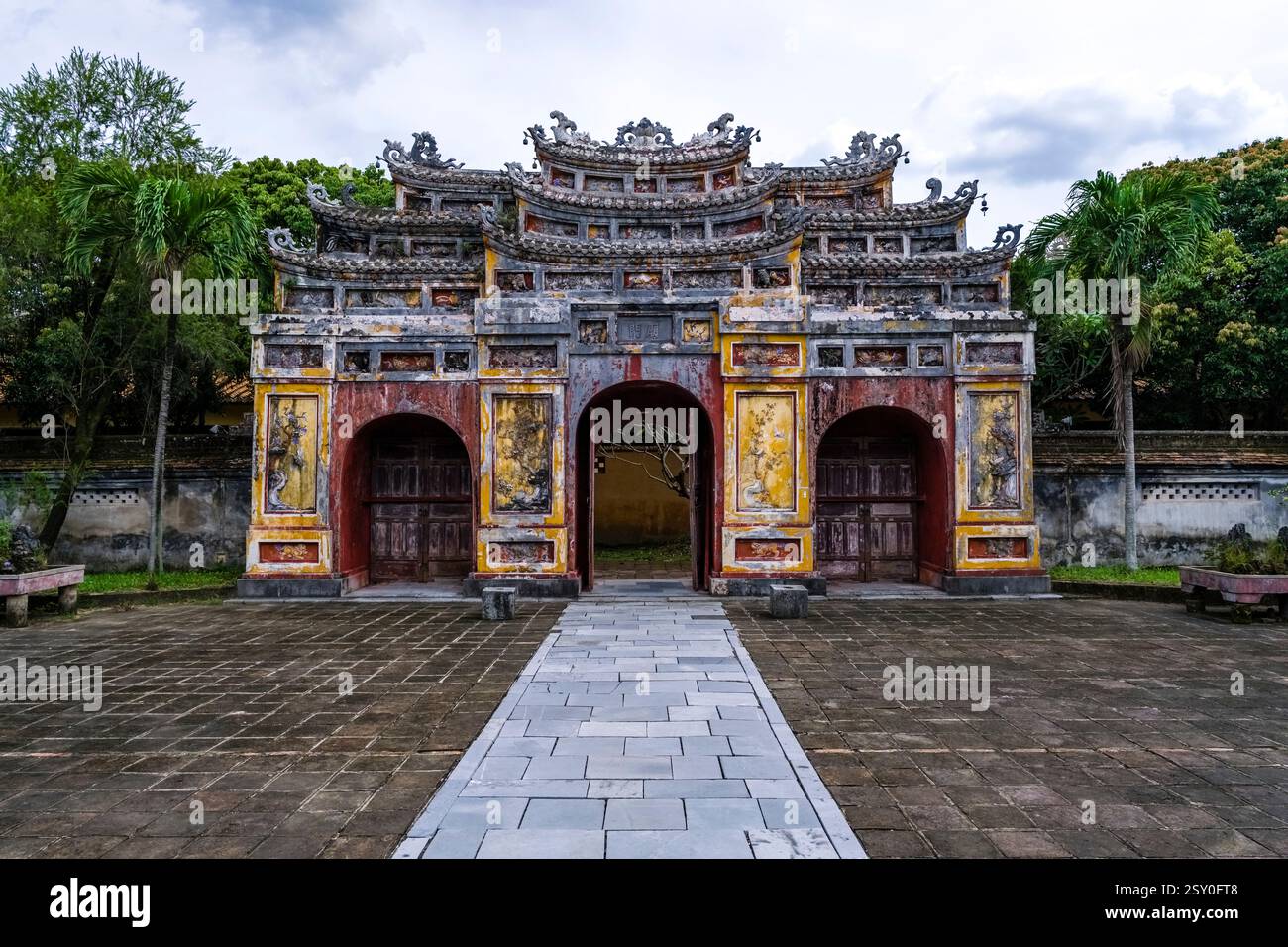 Una delle tante porte ornate della Cittadella di Hue, Hoàng thành. Foto Stock