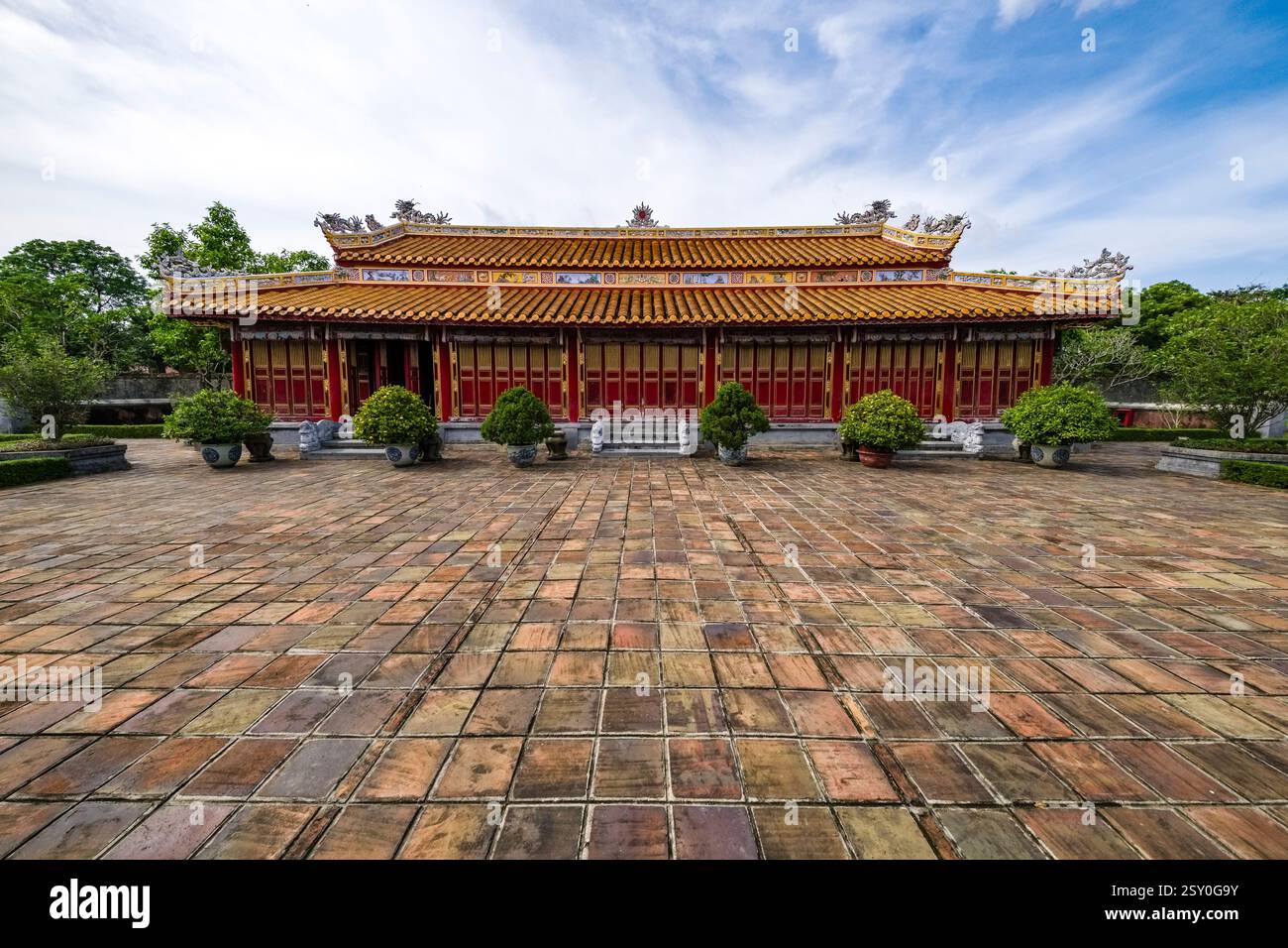 Il cortile interno del Tempio ancestrale del fondatore, Triệu Tổ miếu, parte della cittadella di Hue, Hoàng thành. Foto Stock
