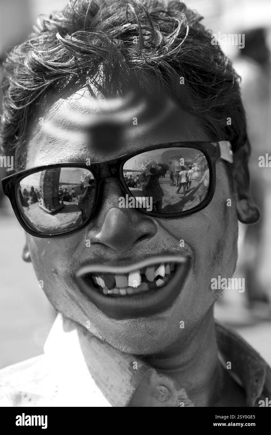 Ragazzo che indossa sunglass Holi festival, Varanasi, Uttar Pradesh, India, Asia Foto Stock