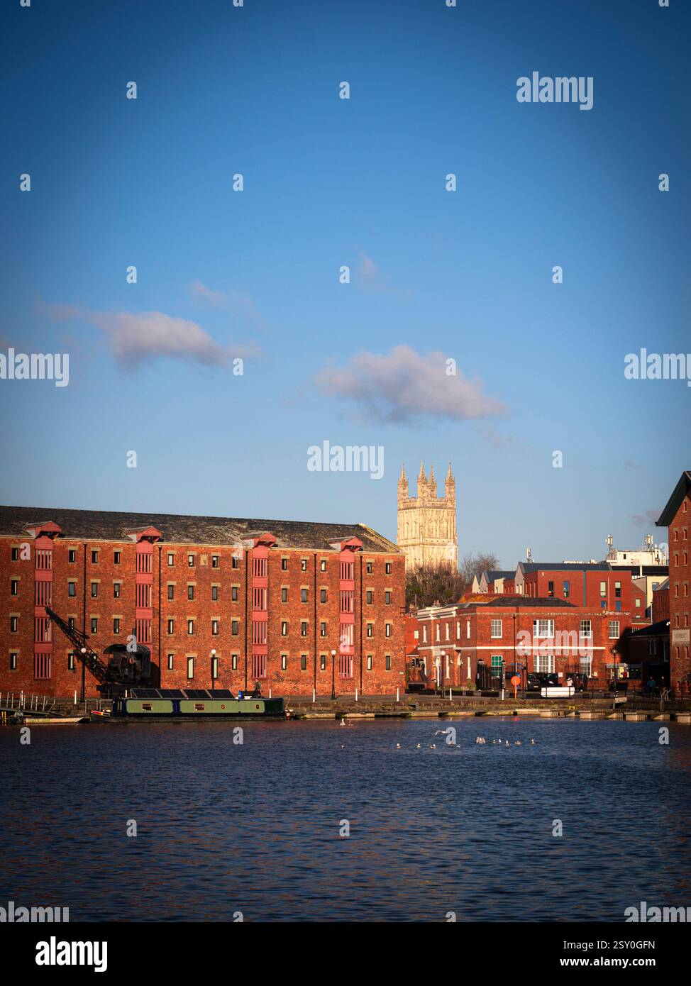 Paesaggio di Gloucester Docks, con Gloucester Cathedral, Gloucester, Gloucestershire, Inghilterra, REGNO UNITO, REGNO UNITO. Foto Stock