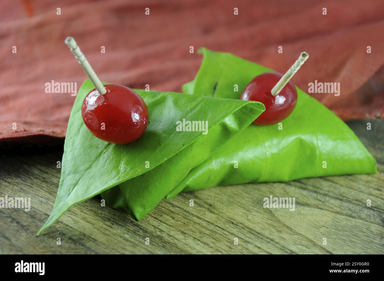 Dolce paan avvolto in foglia di betel, spesso usato come digestivo dopo cena Foto Stock