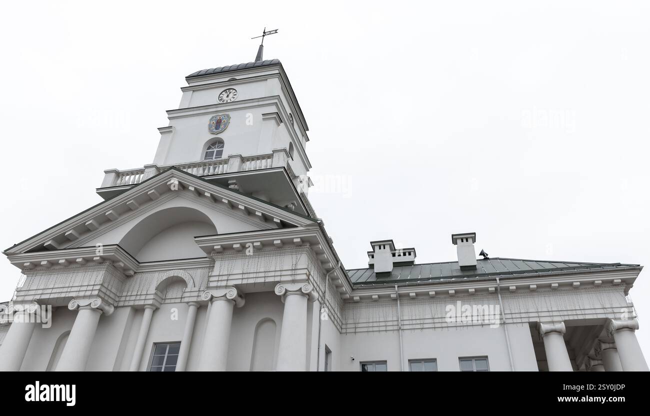 L'esterno del municipio di Minsk, sotto il cielo luminoso di giorno Foto Stock