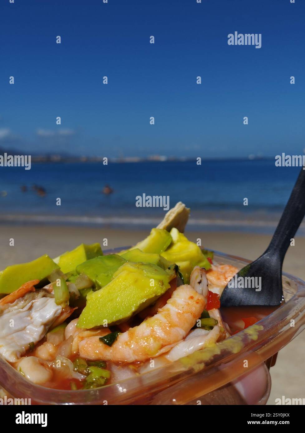 Pesce tradizionale della costa venezuelana. Cibo caraibico e latinoamericano. Cocktail di pesce conosciuto come Rompecolchon Foto Stock