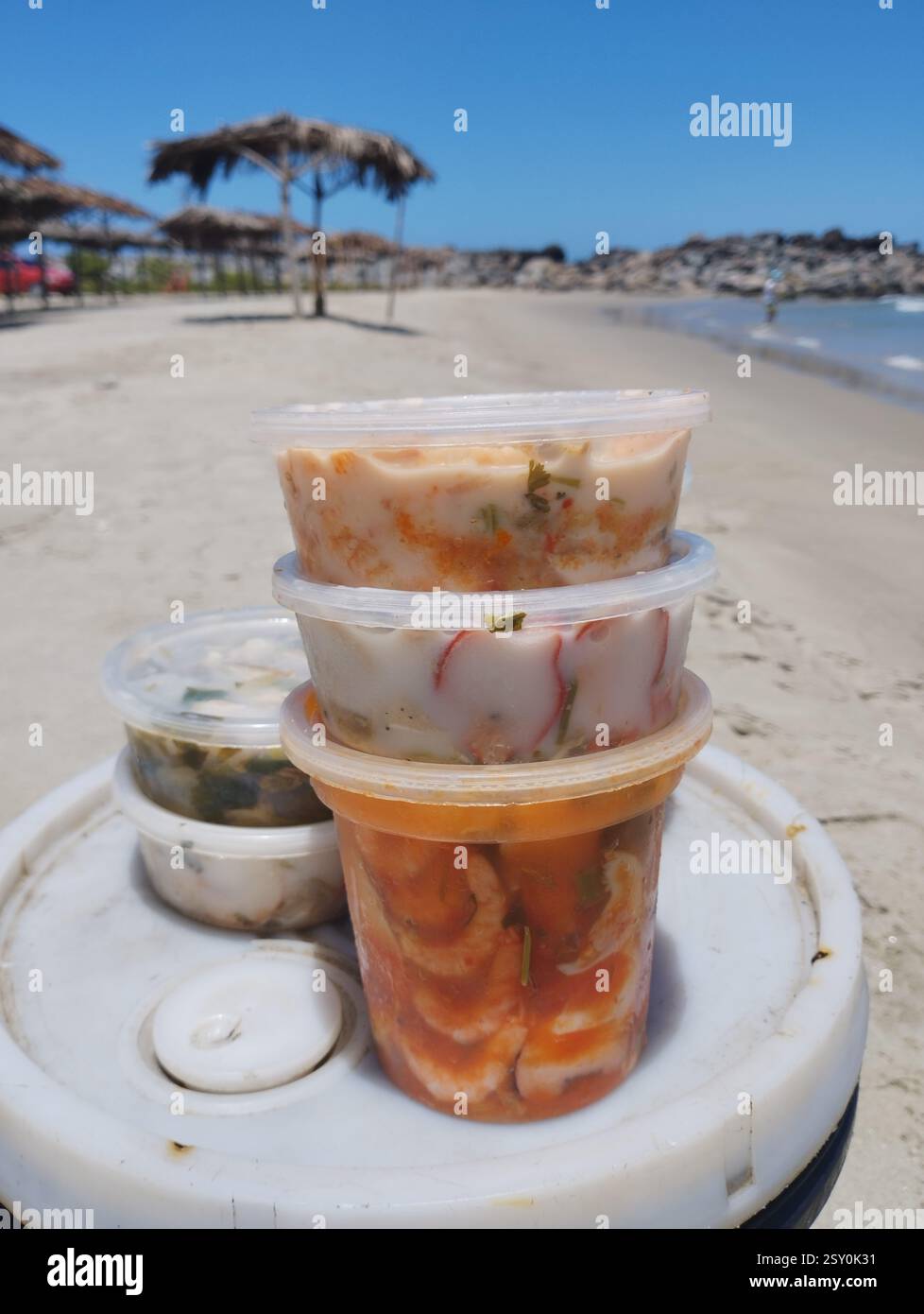 Pesce tradizionale della costa venezuelana. Cibo caraibico e latinoamericano. Cocktail di pesce conosciuto come Rompecolchon Foto Stock