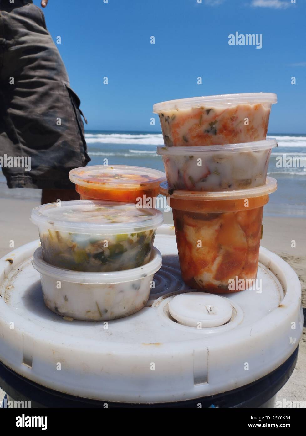 Pesce tradizionale della costa venezuelana. Cibo caraibico e latinoamericano. Cocktail di pesce conosciuto come Rompecolchon Foto Stock