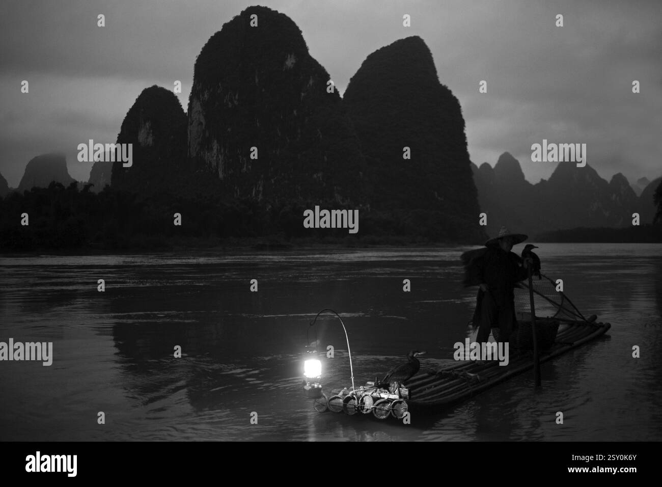 Fiume di pesca dei cormorani li, xingping, cina Foto Stock