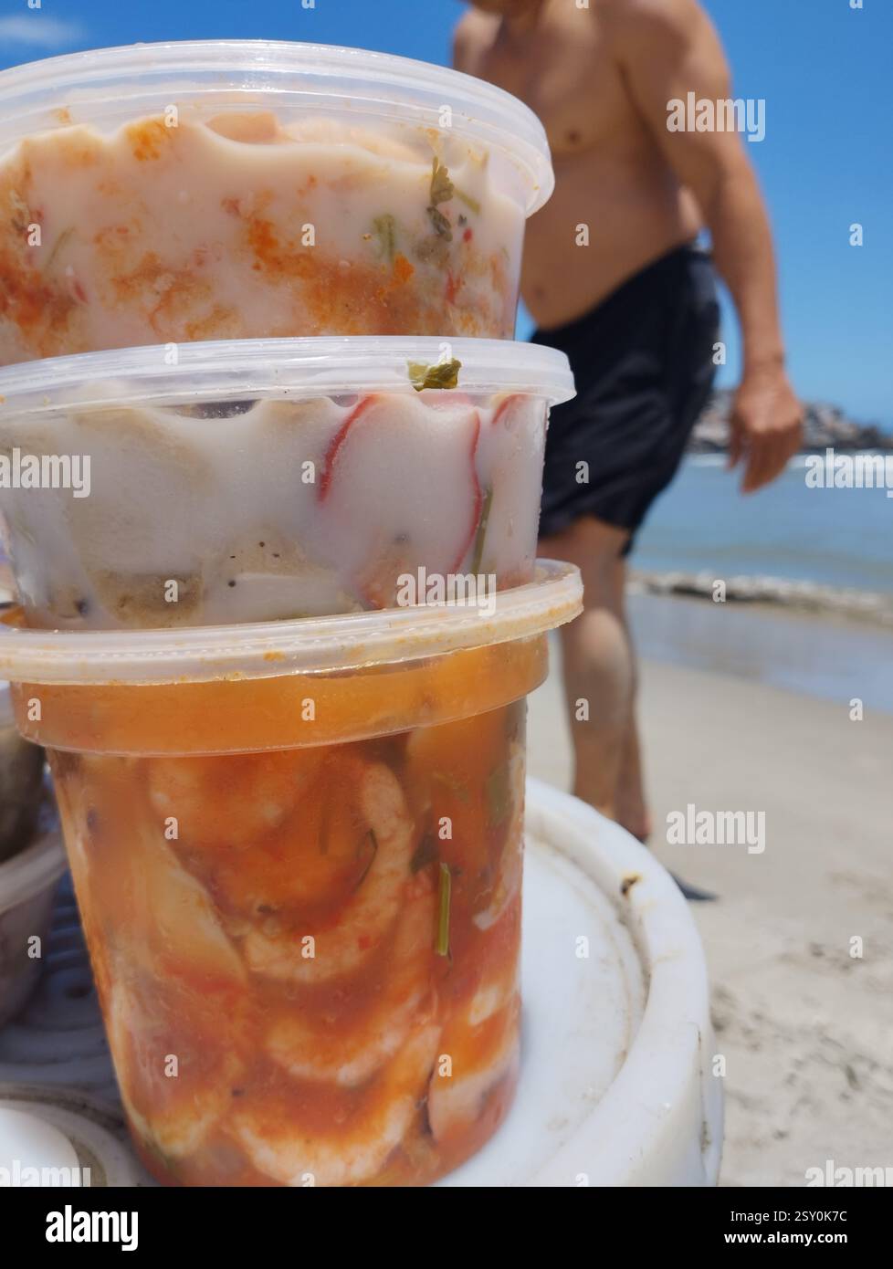 Pesce tradizionale della costa venezuelana. Cibo caraibico e latinoamericano. Cocktail di pesce conosciuto come Rompecolchon Foto Stock