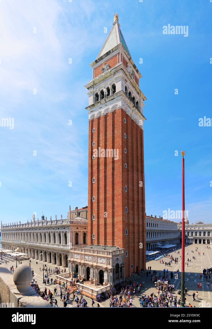 Il campanile di San Marco, sulla piazza omonima, di fronte al palazzo ducale, a Venezia. Foto Stock