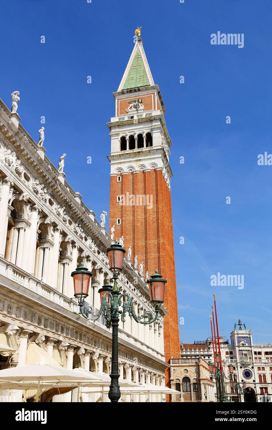 Il campanile di San Marco, sulla piazza omonima, di fronte al palazzo ducale, a Venezia. Foto Stock