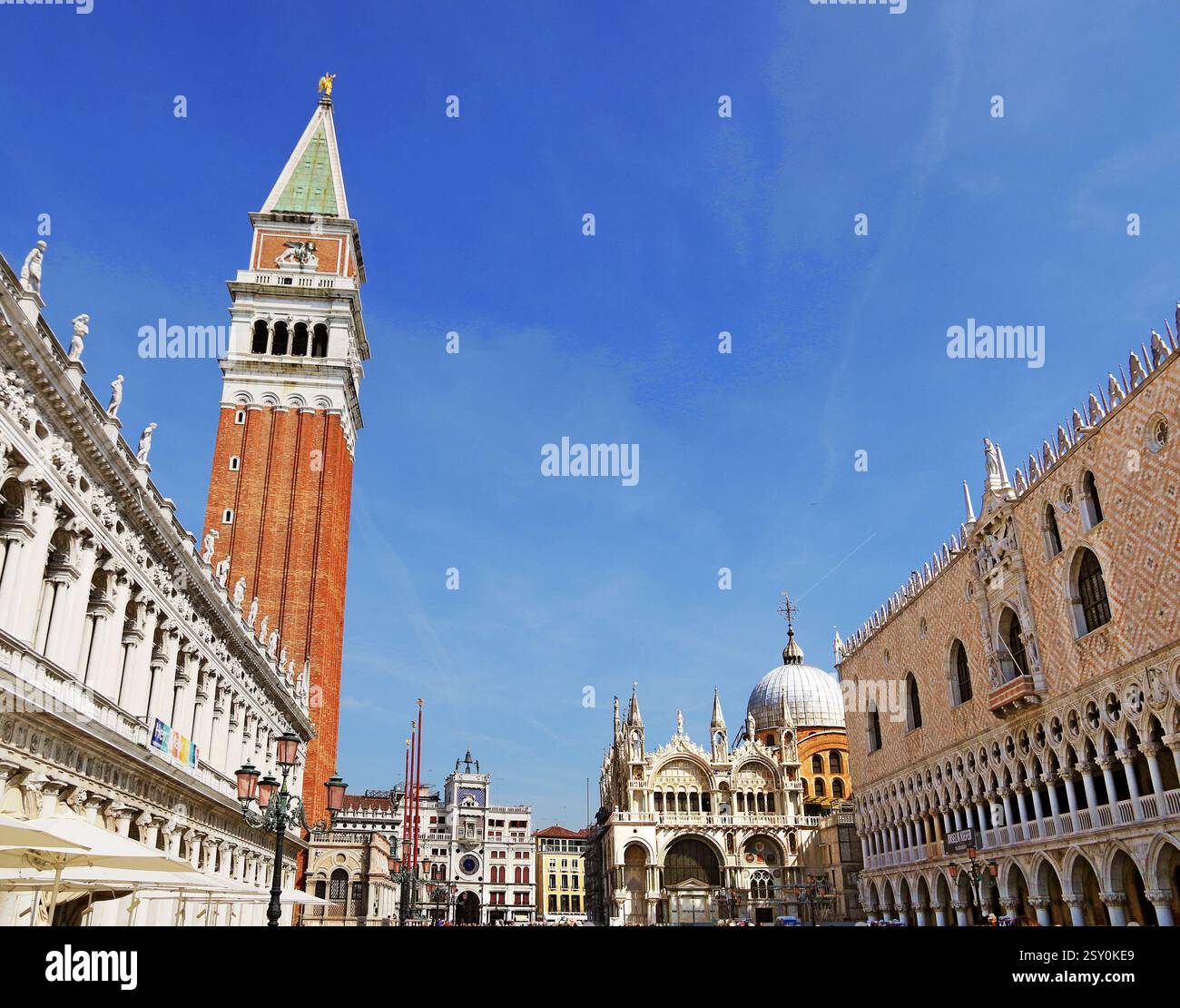 Il campanile di San Marco, sulla piazza omonima, di fronte al palazzo ducale, a Venezia. Foto Stock