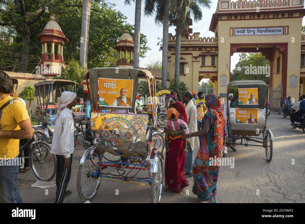 Narendra Modi poster sul risciò ciclo Varanasi Uttar Pradesh India Asia Foto Stock
