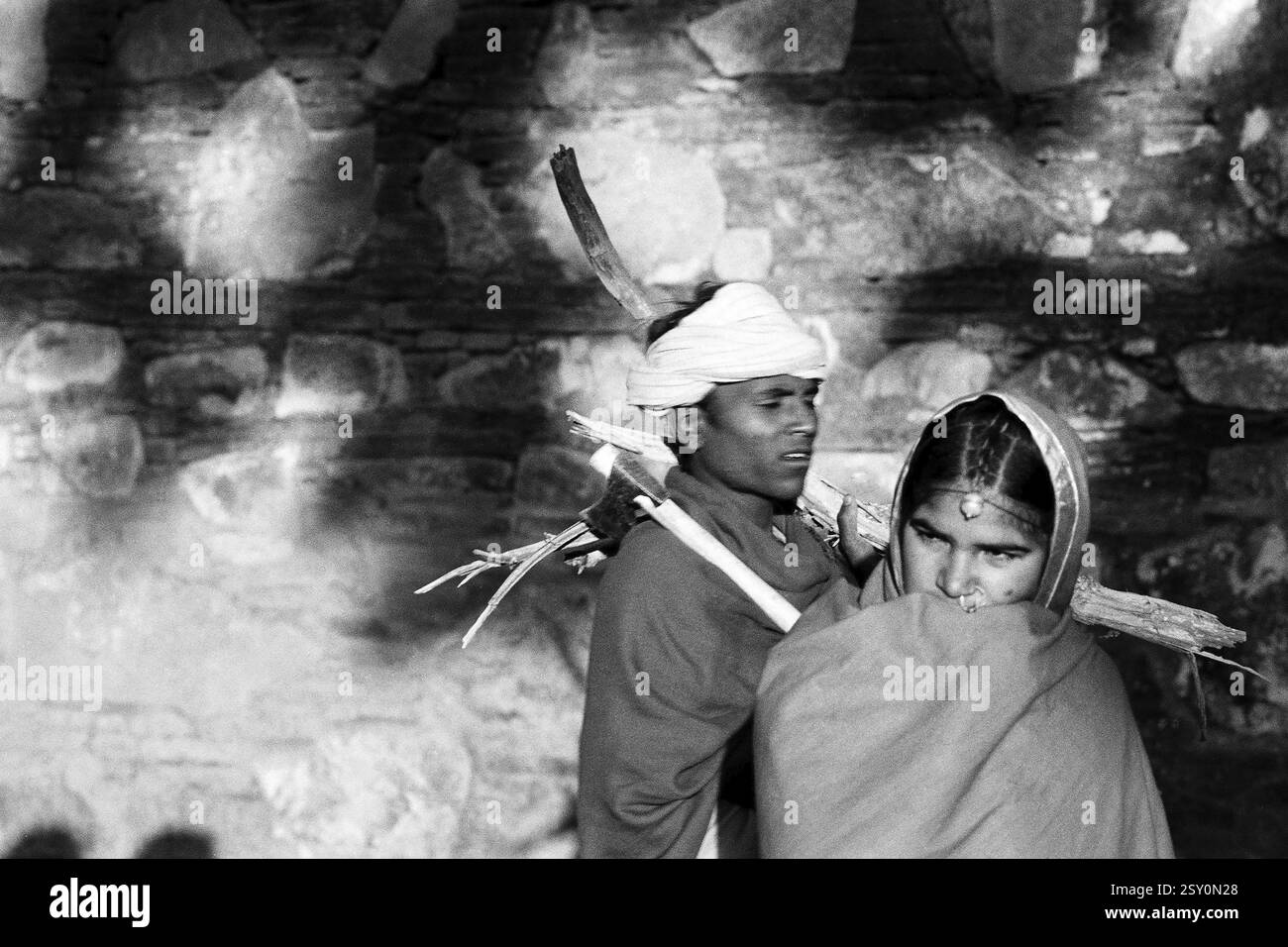 Donna e uomo con ascia Ranakpur Rajasthan India Asia 1984 Foto Stock
