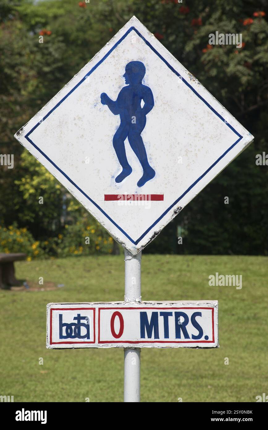 Segno bordo sulla strada, Bhubaneswar, Orissa, India, Asia Foto Stock