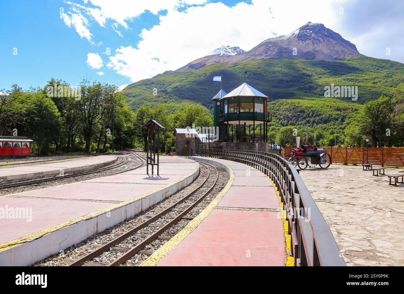 Piattaforma della stazione del Tren del fin del Mundo ("treno della fine del mondo") o ferrovia Fuegia meridionale vicino a Ushuaia nella Terra del Fue Foto Stock