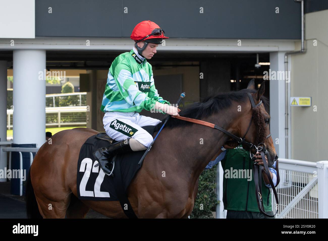 Ascot, Berkshire, Regno Unito. 11 maggio 2024. Il cavallo A ZERO EMISSIONI DI CARBONIO guidato dal fantino George Rooke si dirige verso l'ippodromo per la Lavazza & Ascot 10 Year Anniversary Victoria Cup all'Ascot Racecourse al Peroni nastro Azzurro 0,0% Victoria Cup Raceday. Crediti: Maureen McLean/Alamy Foto Stock