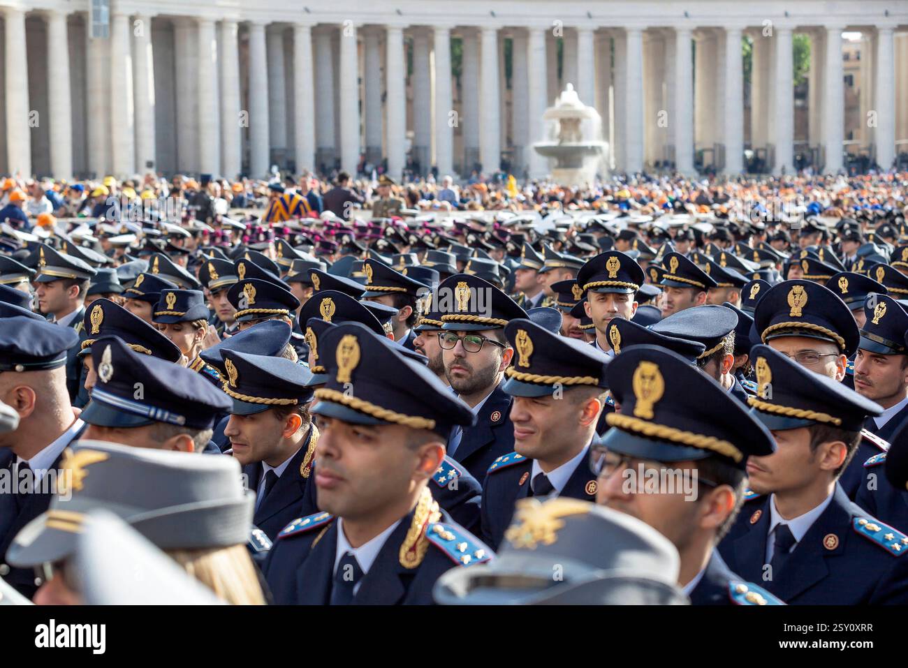 Poliziotti in piena uniforme città del Vaticano - 30 aprile 2016: Poliziotti in uniforme in Piazza San Pietro, in occasione del Giubileo delle forze armate. Città del Vaticano città del Vaticano Stato del Vaticano Copyright: XGennaroxLeonardixPhotographyx Foto Stock
