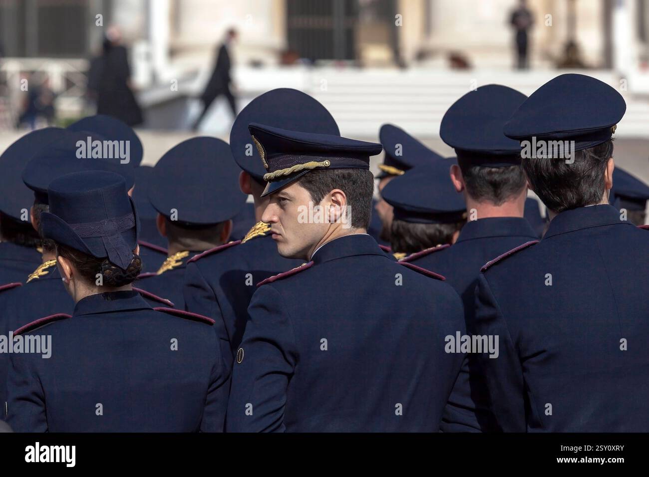 Poliziotti in piena uniforme città del Vaticano - 30 aprile 2016: Poliziotti in uniforme in Piazza San Pietro, durante l'udienza generale del Papa, in occasione del Giubileo delle forze armate. Città del Vaticano città del Vaticano Stato del Vaticano Copyright: XGennaroxLeonardixPhotographyx Foto Stock