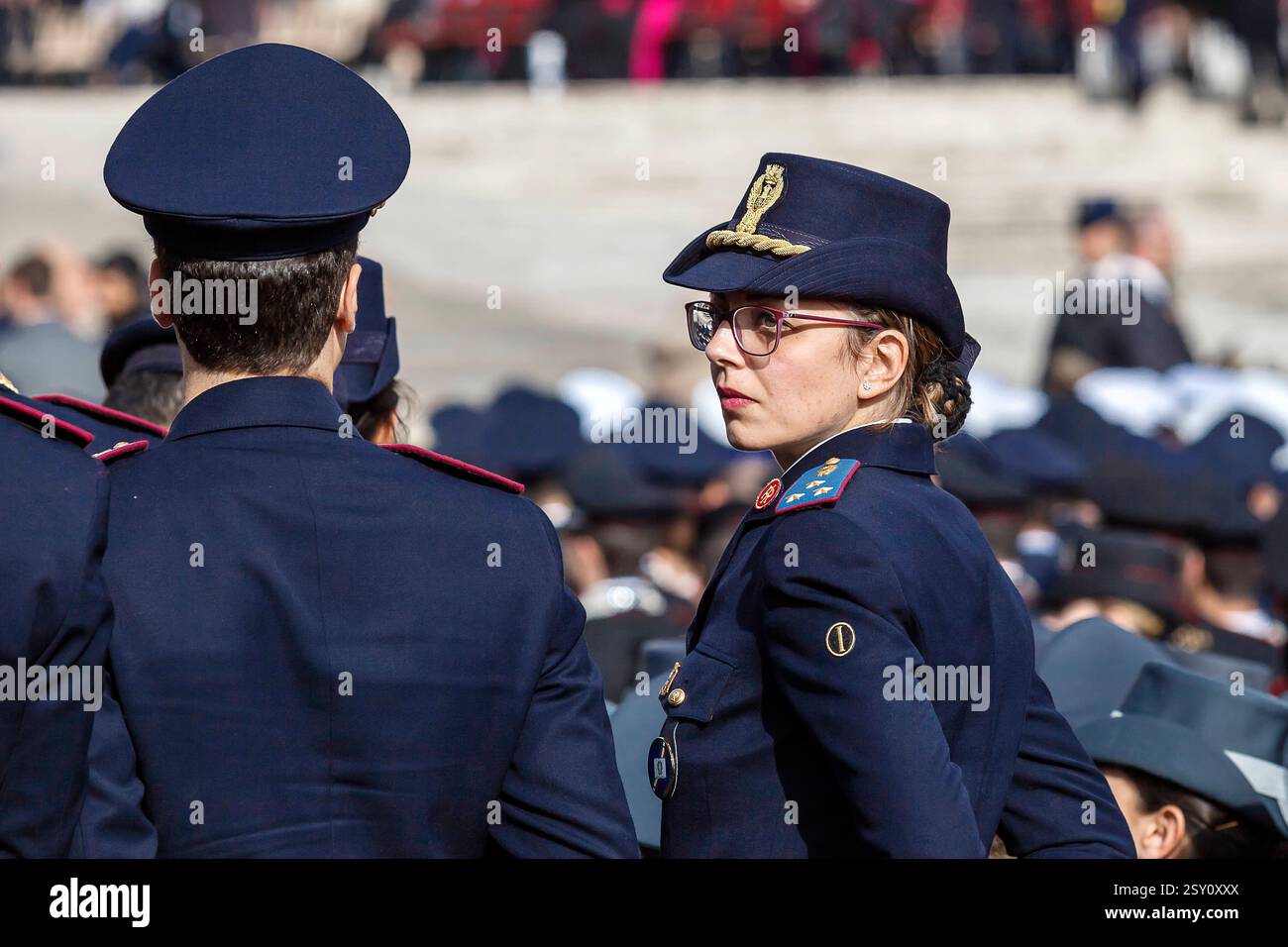 Poliziotti in piena uniforme città del Vaticano - 30 aprile 2016: Poliziotti in uniforme in Piazza San Pietro, durante l'udienza generale del Papa, in occasione del Giubileo delle forze armate. Città del Vaticano città del Vaticano Stato del Vaticano Copyright: XGennaroxLeonardixPhotographyx Foto Stock